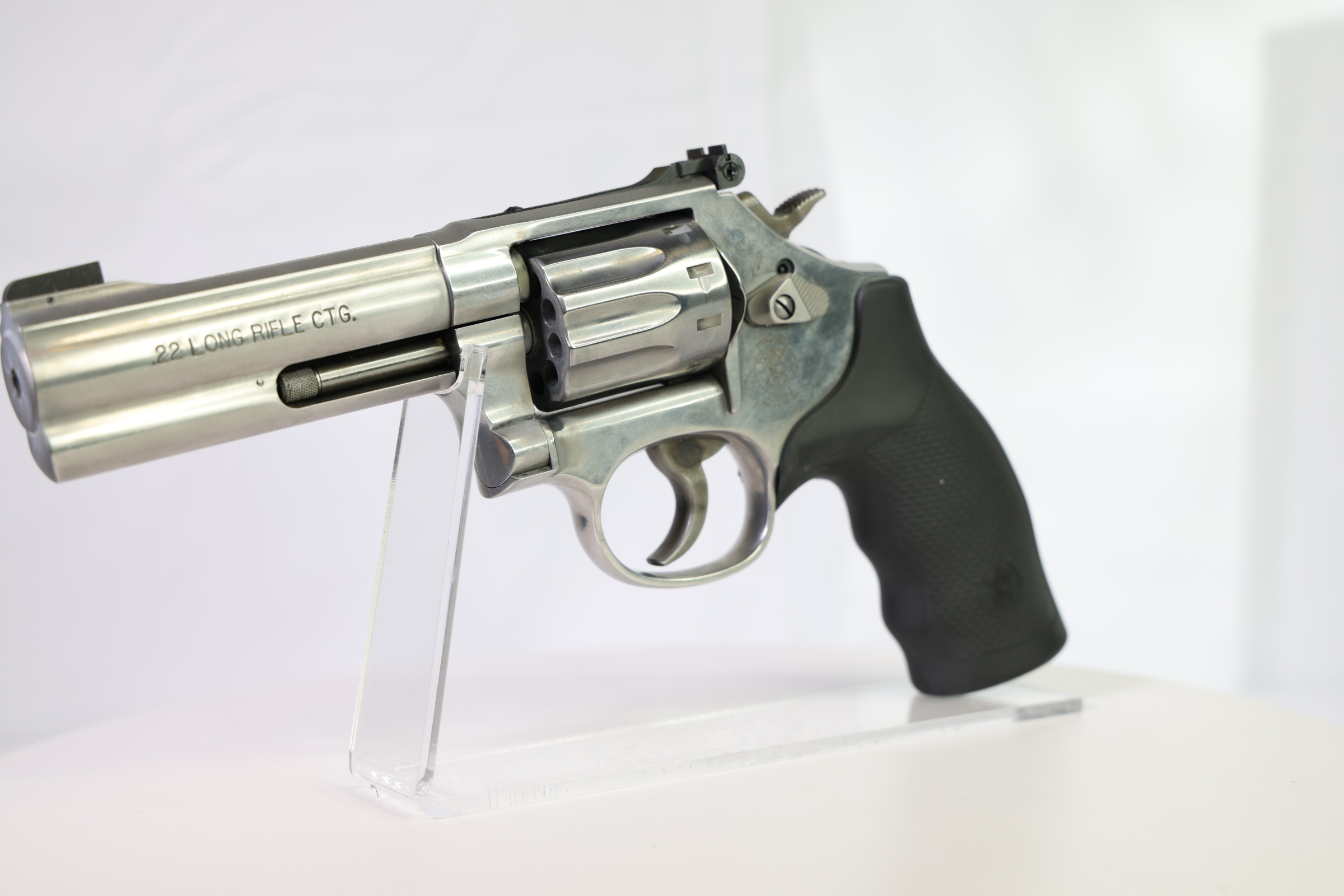 Smith & Wesson 617-6 .22LR