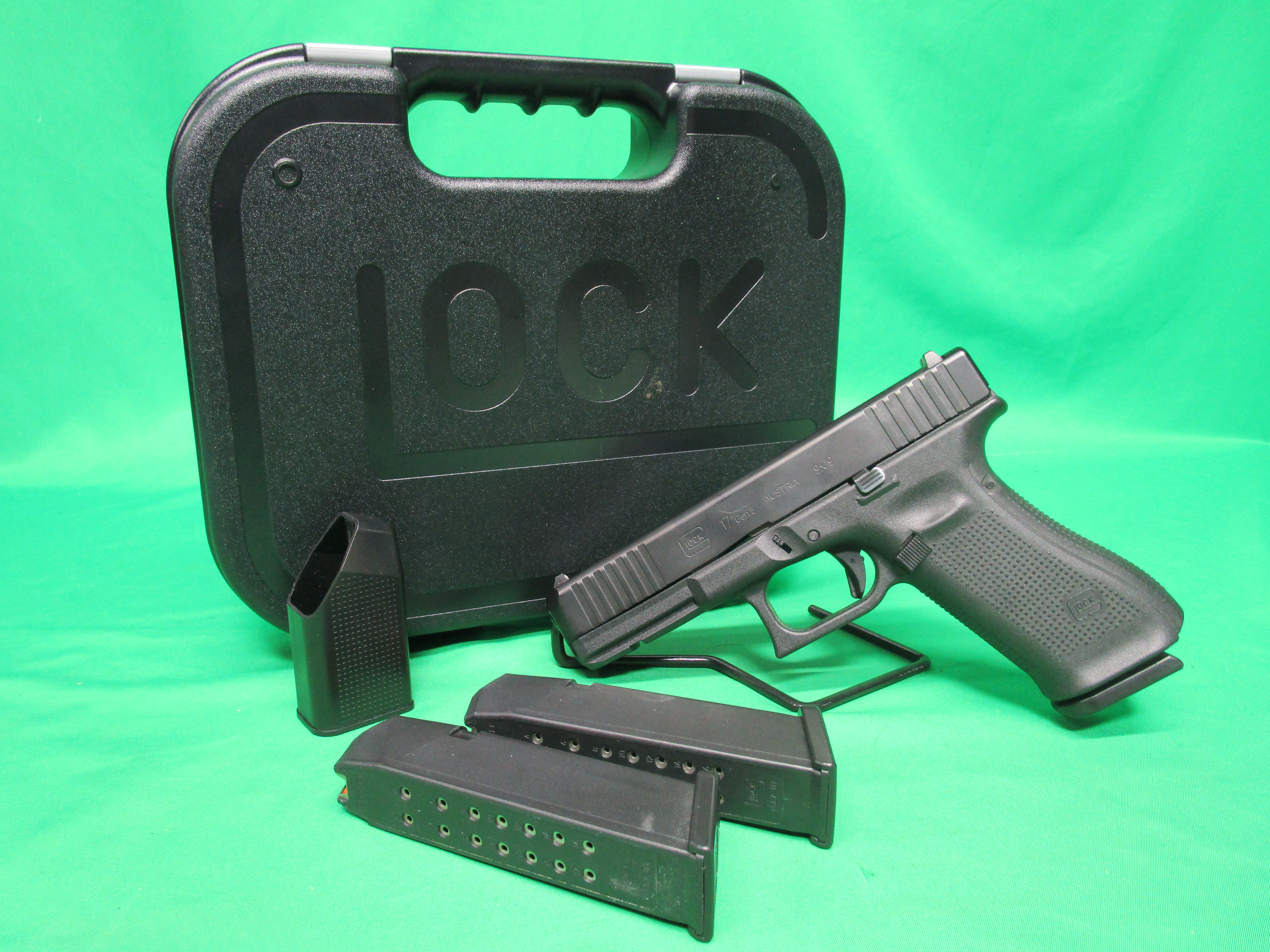 USED GLOCK 17 GEN5 9MM 4.5" W/ CASE & 3 MAGS BNBM447