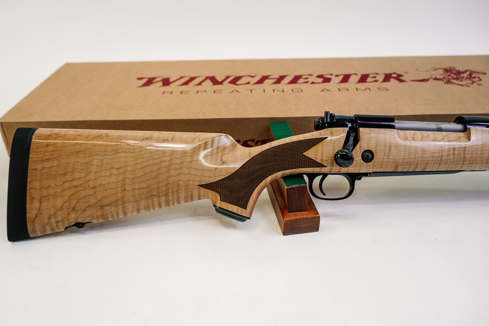 WINCHESTER MODEL 70 SUPER GRADE MAPLE .264 WIN MAG BLUED (WI535218229)