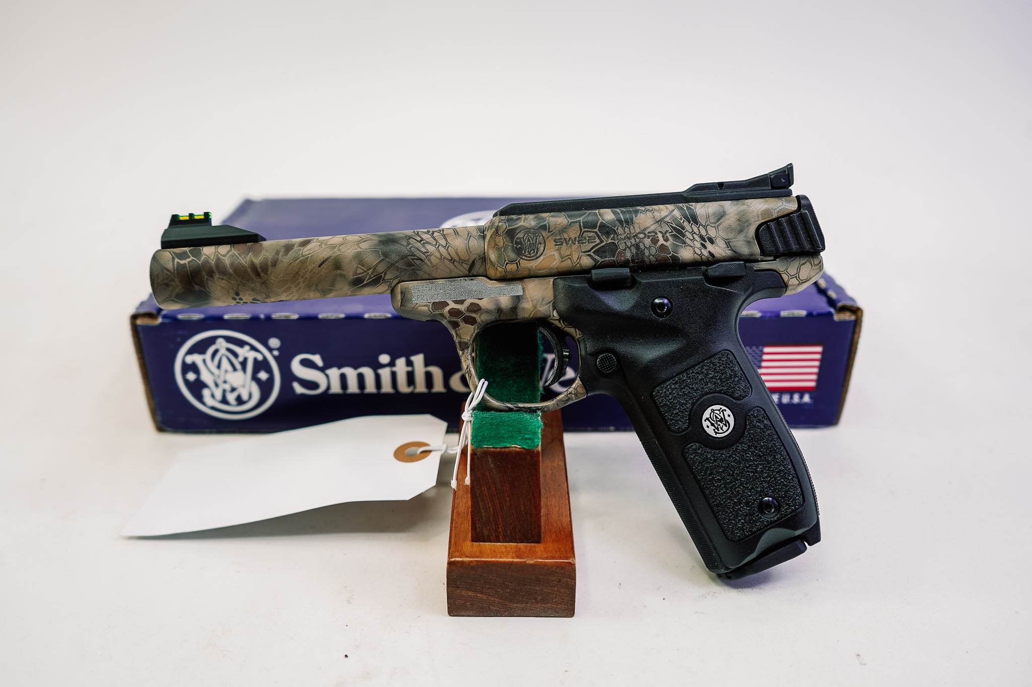 Smith & Wesson 10297 SW22 Victory Full Size Frame 22 LR 10+1 5.50" Kryptek