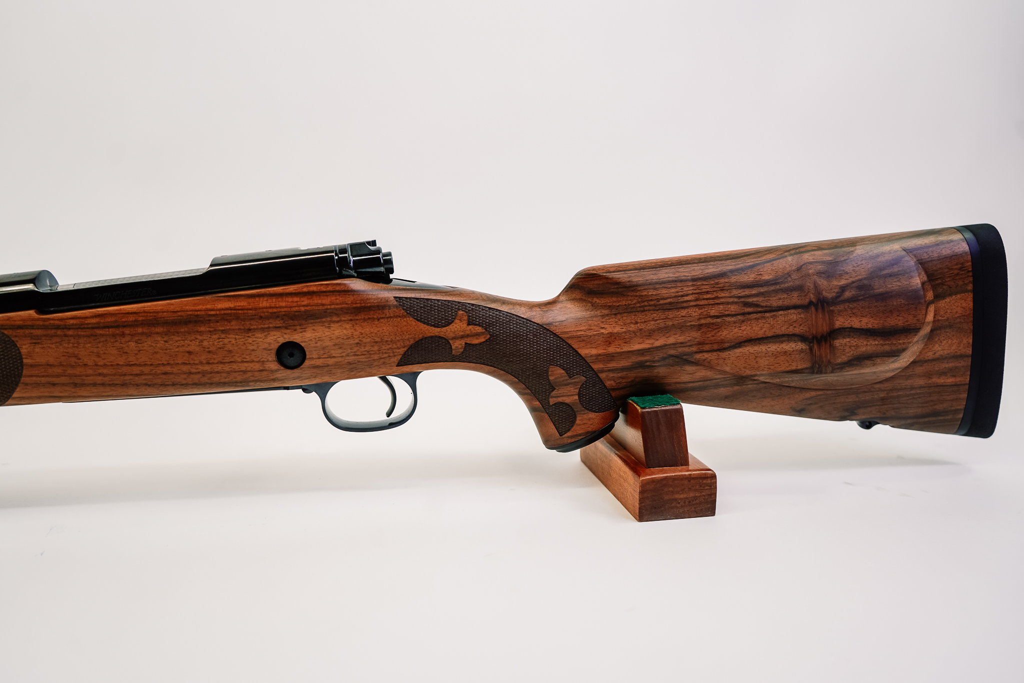 Winchester Model 70 Super Grade AAA French Walnut 7mm Rem Mag 3+1 26"